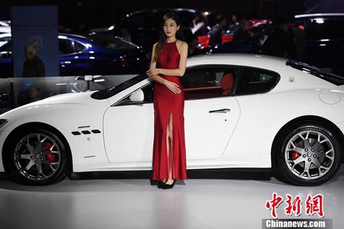 11月9日，2017第14屆中國西南（昆明）國際汽車博覽會在昆明滇池國際會展中心開展，市民欣賞了一場汽車盛宴。會展現(xiàn)場還展出了新能源汽車及機車。<a target='_blank' href='http://www.chinanews.com/'>中新社</a>記者李進紅攝
