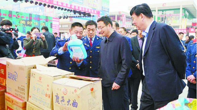 項城市消協(xié)、市工商局舉行國際消費者權益日宣傳活動