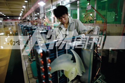 2010年5月10日，珠海格力電器工廠里，工人正在流水線上生產(chǎn)家用空調（方迎忠）