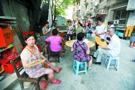 昨日，沙坪壩渝碚路，停電后市民來到院壩里乘涼。記者 張路橋 實(shí)習(xí)生 陳超 攝