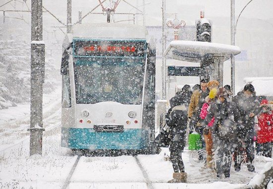 冬季，大連市民在雪中等候202路鐺鐺車 新華社發(fā)(呂文正 攝) 