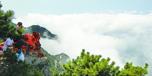  廬山云霧變幻莫測(cè)，常常轉(zhuǎn)瞬間便換了模樣。